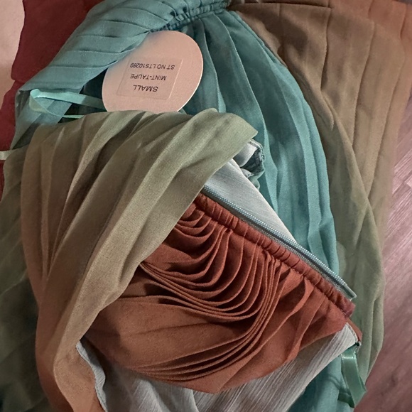 NWT These Three Ombré Pleated Skirt Set Size Small - Picture 7 of 7